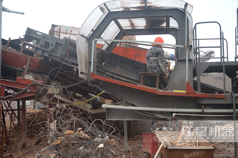 移動破碎站處理帶鋼筋的砼再生現(xiàn)場