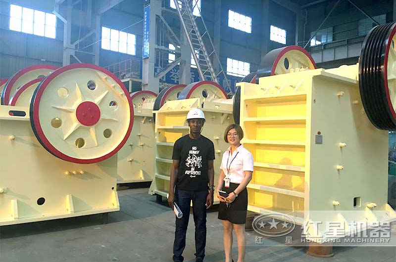 時產(chǎn)300多噸的大型顎式破碎機