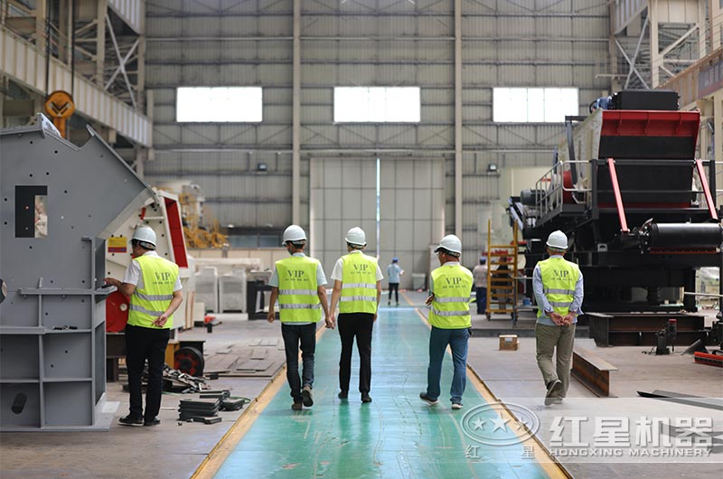 客戶來廠考察移動破碎篩分一體機車間 客戶來廠考察移動破碎篩分一體機車間