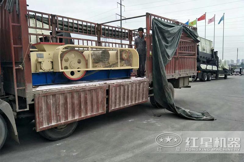 石英石對輥破碎機發貨