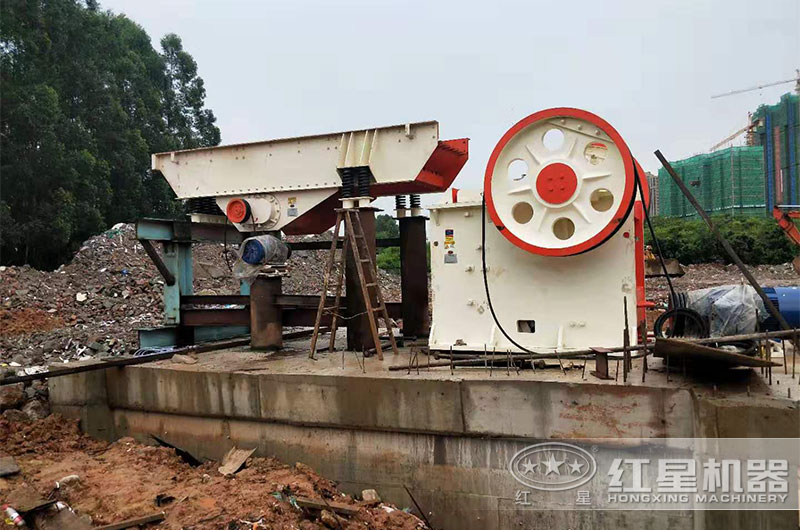 小型固定式破碎機(jī)處理建筑垃圾現(xiàn)場(chǎng)