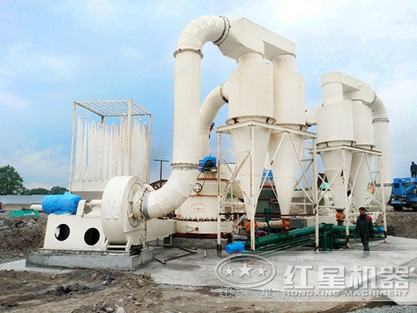 800目石灰石超細磨粉機現場作業圖