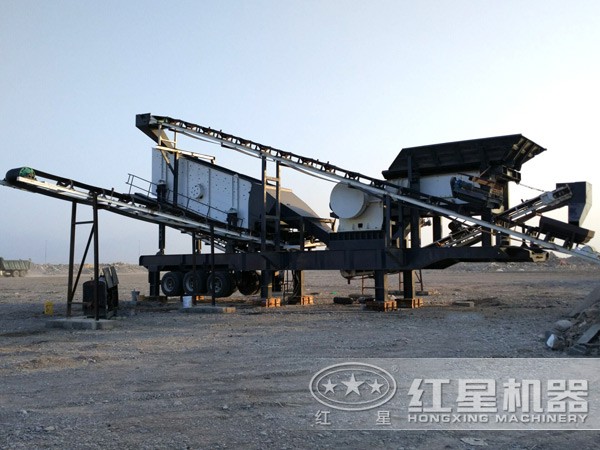 新款小型移動式破碎機現場圖