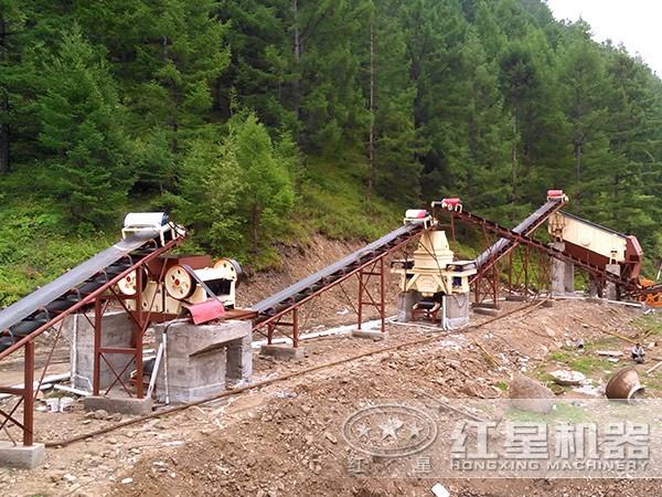 石灰石破碎生產(chǎn)線現(xiàn)場作業(yè)圖