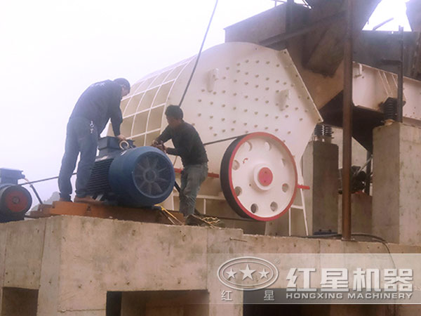 新型玄武巖PCΦ400×300錘式破碎機現場圖