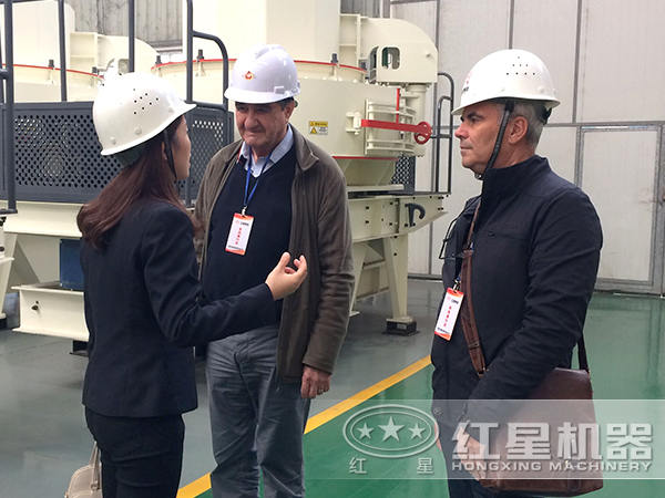 制砂機(jī)用戶來場(chǎng)參觀圖