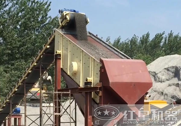 振動篩石篩砂機工作現(xiàn)場