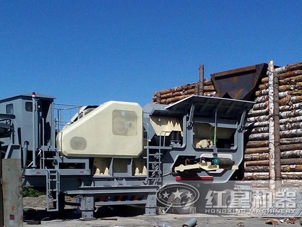 山東萊蕪汽車式流動粉碎機(jī)物料作業(yè)現(xiàn)場