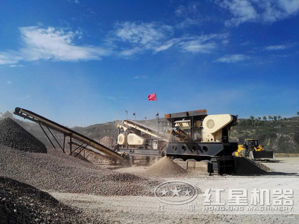 石頭打成粉移動破碎機(jī)現(xiàn)場圖