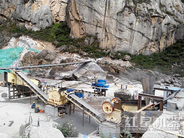 高鈣石灰石破碎生產(chǎn)線現(xiàn)場(chǎng)圖 高鈣石灰石破碎生產(chǎn)線現(xiàn)場(chǎng)圖