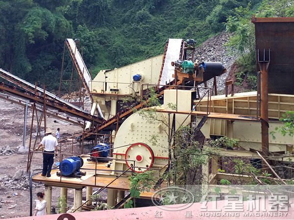 錘式石頭粉碎機(jī)作業(yè)現(xiàn)場(chǎng)