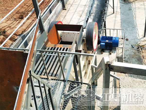 振動(dòng)喂料機(jī)現(xiàn)場(chǎng)作業(yè)圖