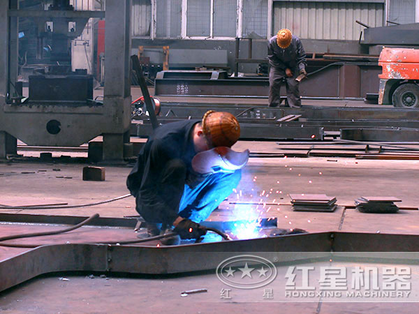 半掛式制砂機車間作業現場 半掛式制砂機車間作業現場