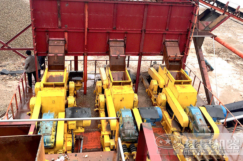 齒輥式破碎機現場圖