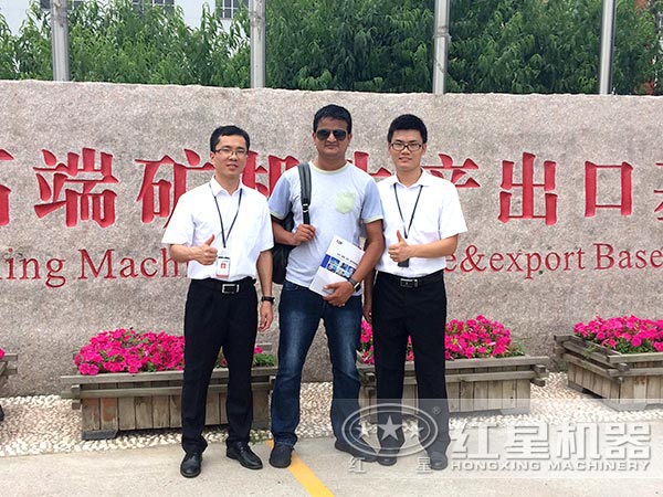 大型廠區(qū)客戶與紅星代表合影留念