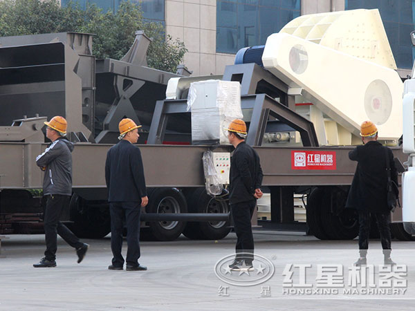 客戶廠區內參觀可移動式基建垃圾破碎設備