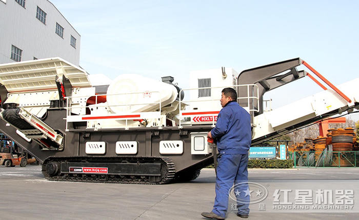 技術人員一個遙控操作履帶車載式碎石設備