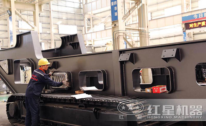 履帶流動石子加工機生產人員的認真工作