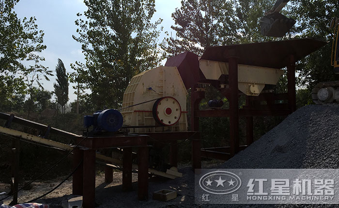 錘式碎石機(jī)現(xiàn)場作業(yè)圖