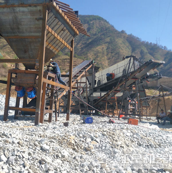 200多噸青石移動式碎石機現場