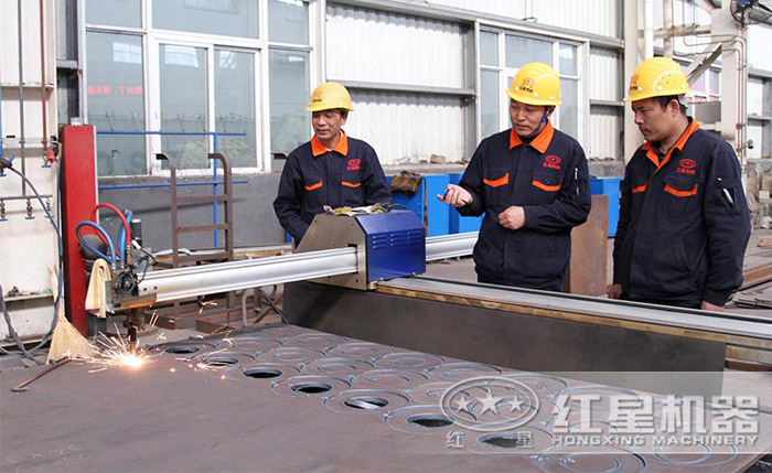 紅星工人生產(chǎn)作業(yè)現(xiàn)場(chǎng) 紅星工人生產(chǎn)作業(yè)現(xiàn)場(chǎng)