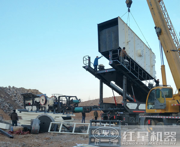 移動(dòng)煤矸石粉碎機(jī)設(shè)備現(xiàn)場(chǎng)作業(yè)