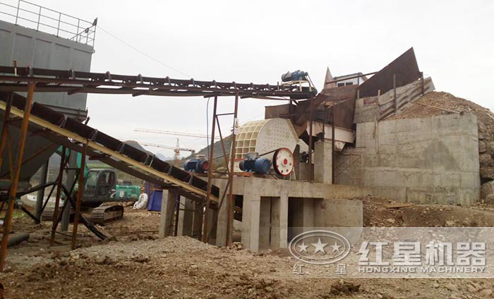 時產60噸錘式破碎機生產線現場 時產60噸錘式破碎機生產線現場