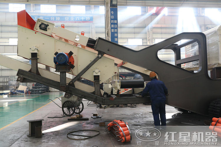 履帶移動(dòng)破碎篩分一體機(jī)安裝振動(dòng)篩