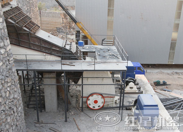 錘式打沙機(jī)工作現(xiàn)場