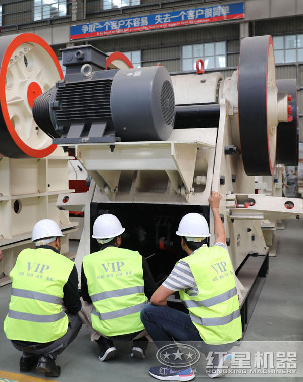 紅星車間寫實---印度客戶正在了解CJ歐版顎破的具體情況 紅星車間寫實---印度客戶正在了解CJ歐版顎破的具體情況
