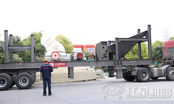 紅星大型移動(dòng)錘式打石子機(jī)發(fā)貨現(xiàn)場(chǎng)