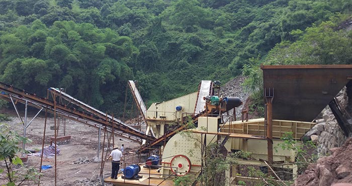 重錘式粉碎機雙電機配置作業中 重錘式粉碎機雙電機配置作業中