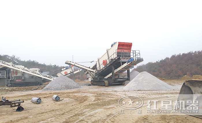 履帶裝置下移動粉碎機_移動式粉碎篩分車