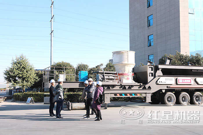 用戶到廠參觀車(chē)載式石子磕碎機(jī)