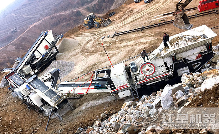 履帶移動(dòng)破現(xiàn)場(chǎng)