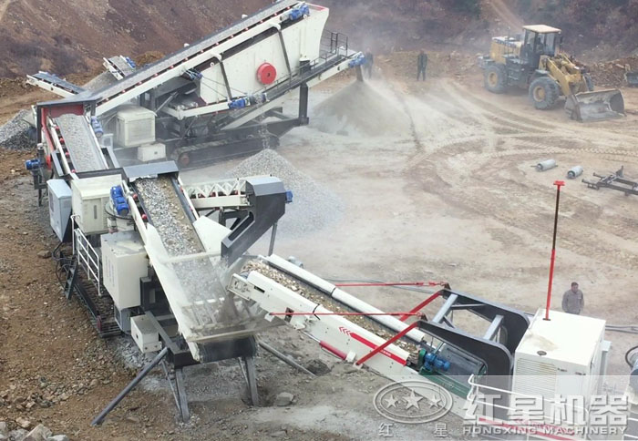 履帶式磕石子機正在磕石子