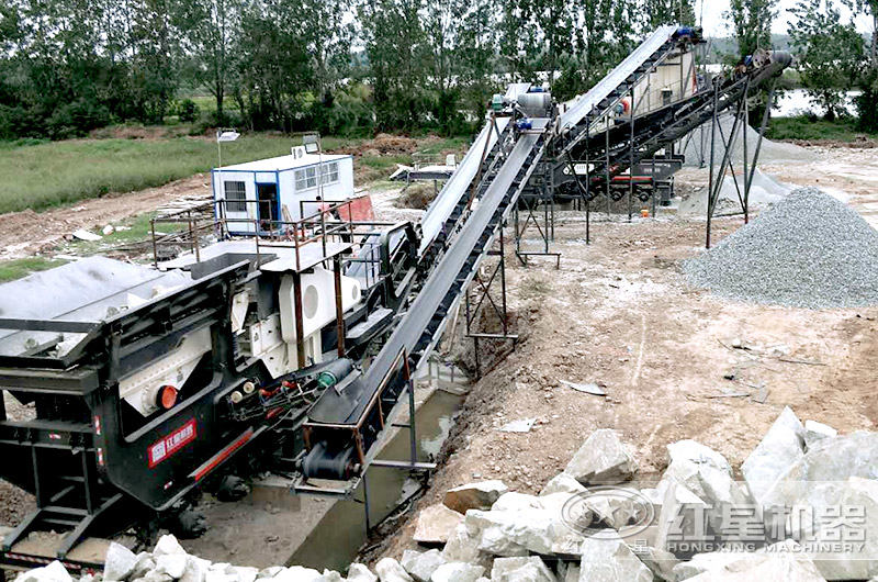 兩臺移動破碎機施工現場