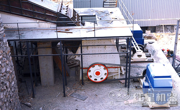 錘式破碎機固定現(xiàn)場圖