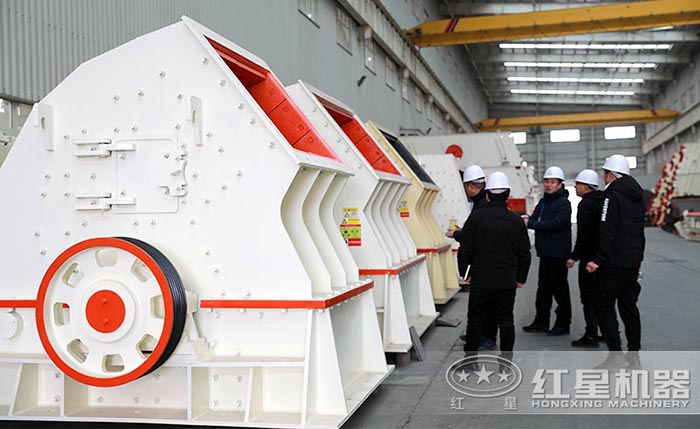 用戶參觀重錘式破碎機(jī) 用戶參觀重錘式破碎機(jī)