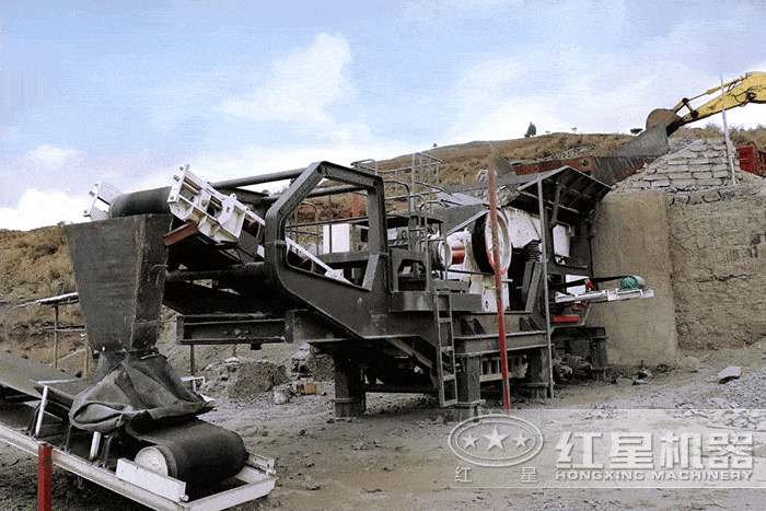 大型顎式移動碎石機(jī)加工作業(yè)現(xiàn)場