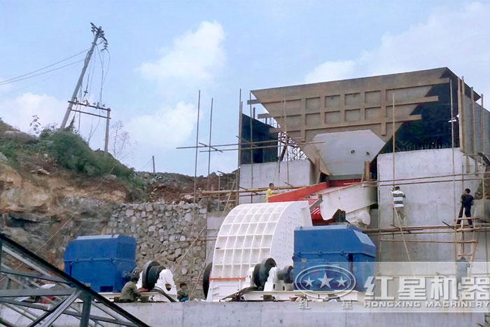 重錘式破碎機施工作業(yè)現(xiàn)場