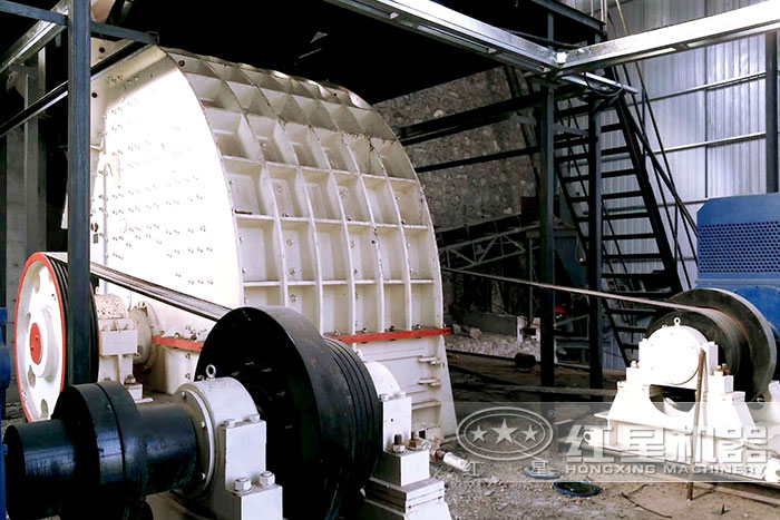 大型重錘式破碎機作業現場