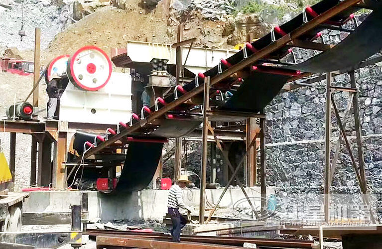 正在搭建的大型沙石碎石場