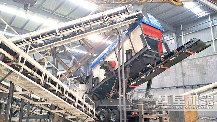 大型沙石粉碎機(jī)移動制沙作業(yè)現(xiàn)場