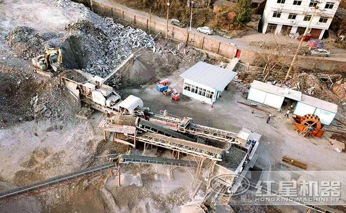 可移動石子破碎機雙機合作破碎建筑垃圾現場俯視圖