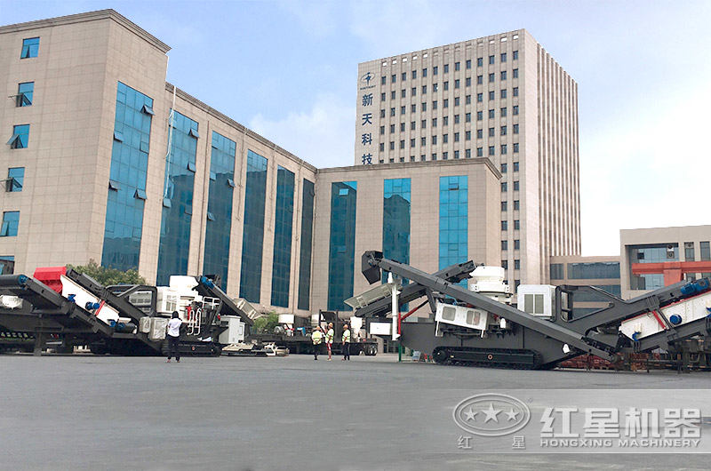 廠區等待發貨的車載移動破碎站 廠區等待發貨的車載移動破碎站