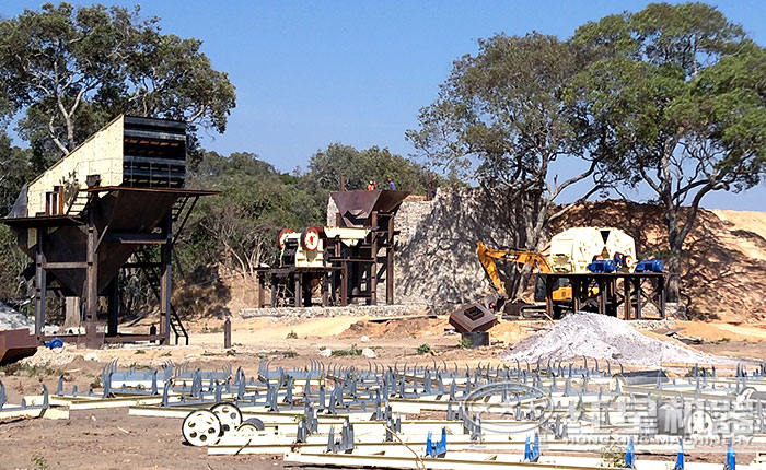 河卵石反擊式破碎機破碎機安裝現場