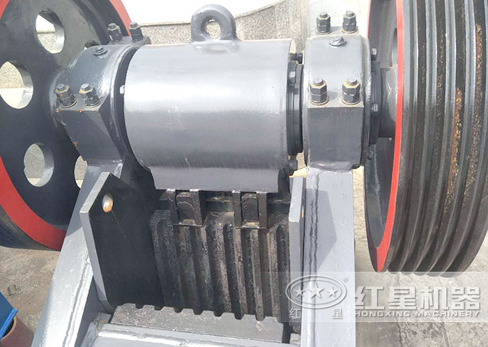 鄂式碎石機進料口細節展示