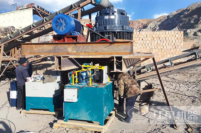 圓錐式破碎機(jī)石子生產(chǎn)現(xiàn)場(chǎng)