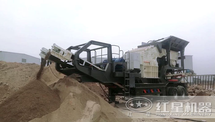 移動(dòng)石料制砂現(xiàn)場(chǎng) 移動(dòng)石料制砂現(xiàn)場(chǎng)